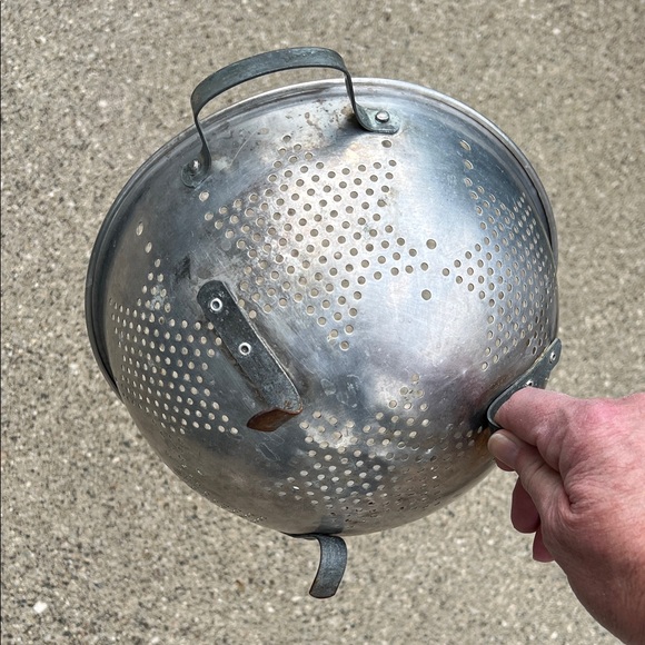 Vintage Aluminum Star Pattern Colander with Handles - Picture 4 of 6